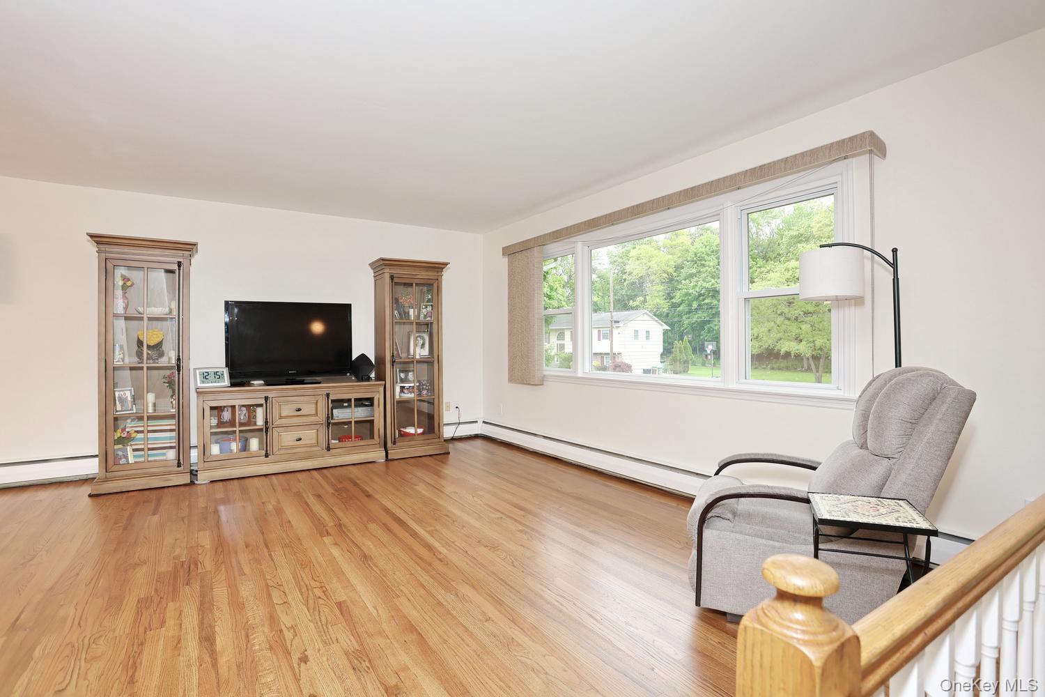 33 Farmhouse Road Congers, NY 10920 - Photo 4 of 45