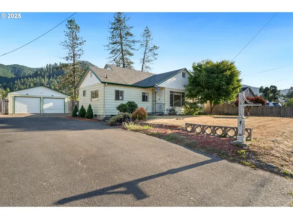 $315,900 | 47578 School Street, Oakridge, OR 97463