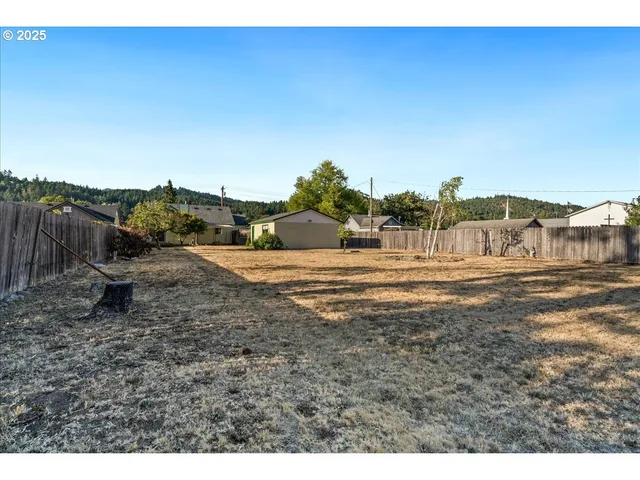 $315,900 | 47578 School Street, Oakridge, OR 97463