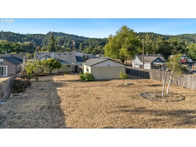 $315,900 | 47578 School Street, Oakridge, OR 97463