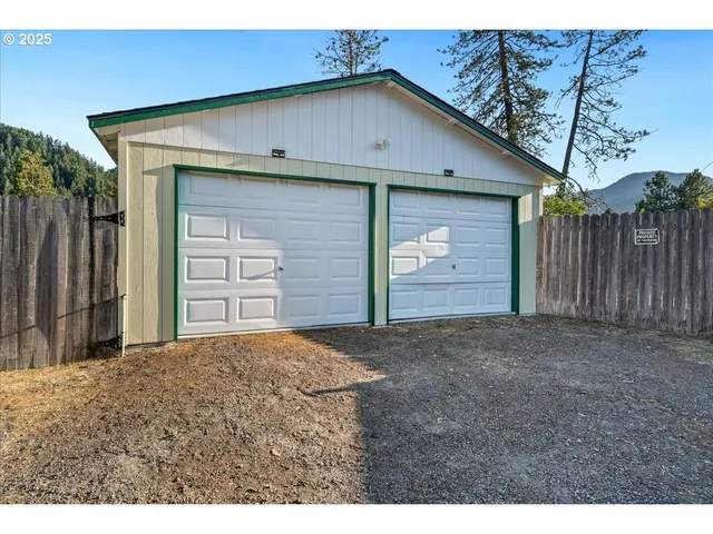 $315,900 | 47578 School Street, Oakridge, OR 97463