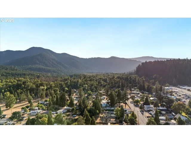 $315,900 | 47578 School Street, Oakridge, OR 97463