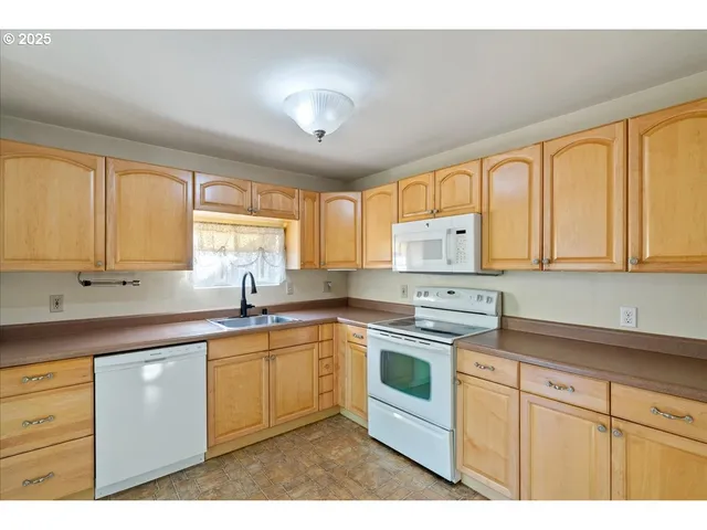 $315,900 | 47578 School Street, Oakridge, OR 97463