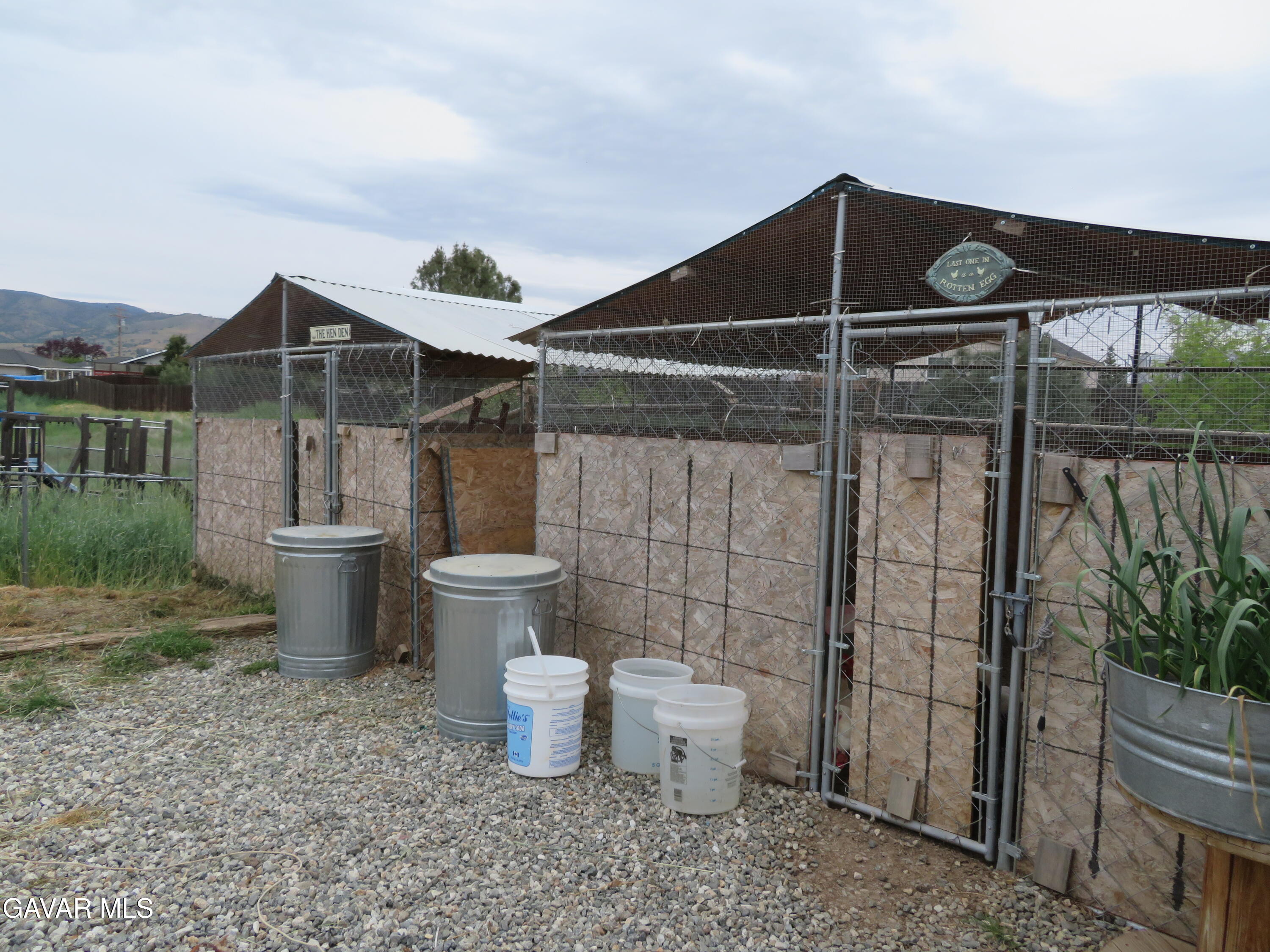 21730 Ripple Lane Tehachapi, CA 93561 - Photo 37 of 44 chicken coops 1
