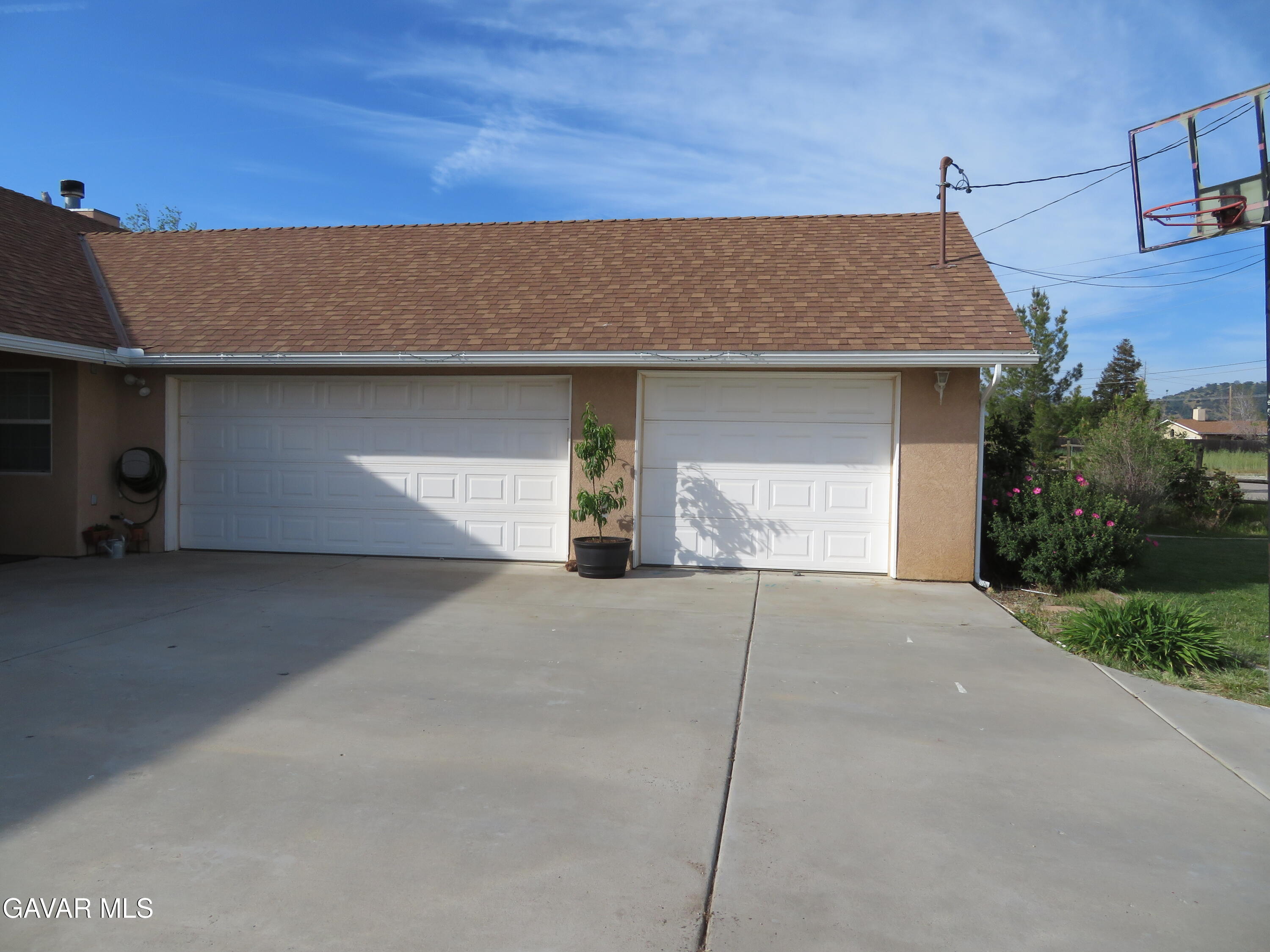 21730 Ripple Lane Tehachapi, CA 93561 - Photo 5 of 44 front garage