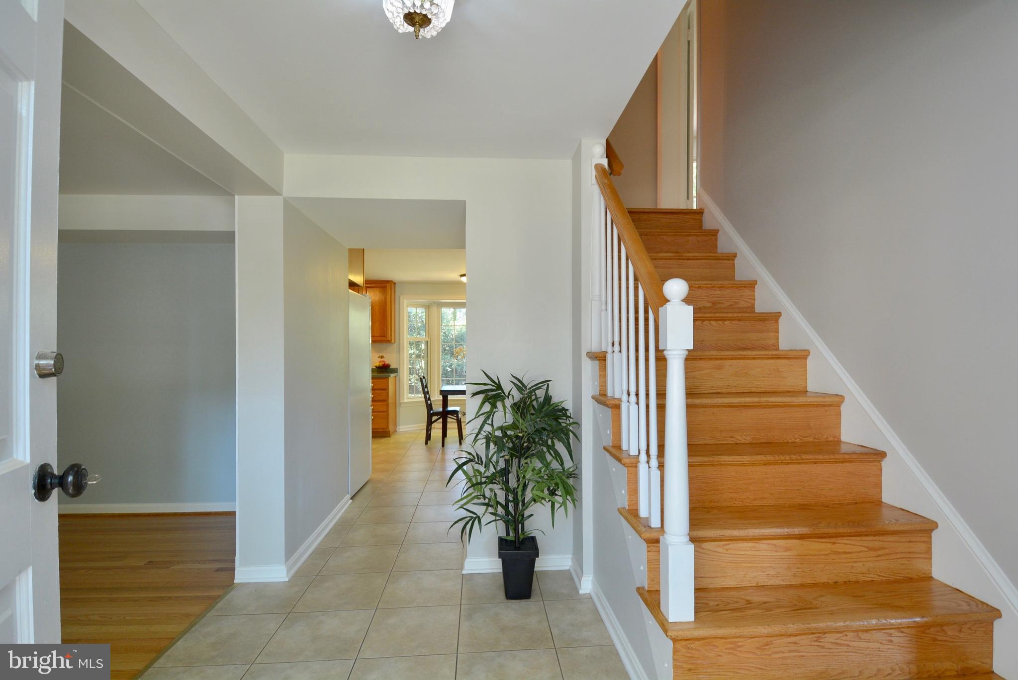 8709 Highgate Road Alexandria, VA 22308 - Photo 8 of 58 Large foyer, closet