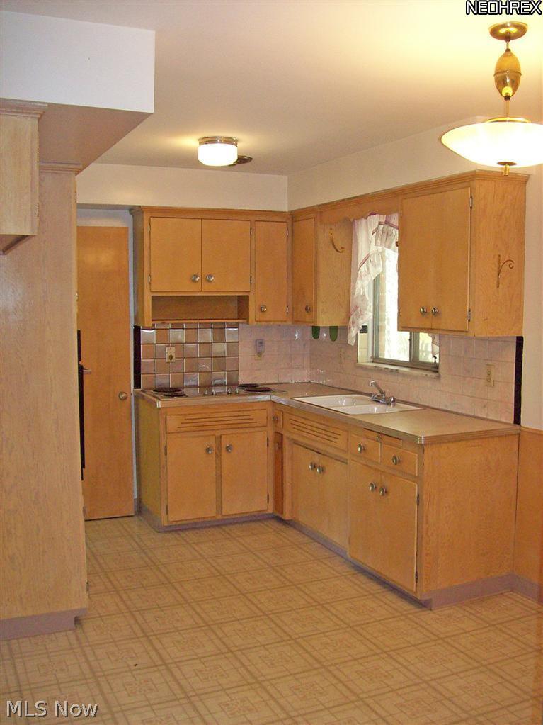 7284 Broadview Road Cleveland, OH 44134 - Photo 3 of 8 Eat-in Kitchen