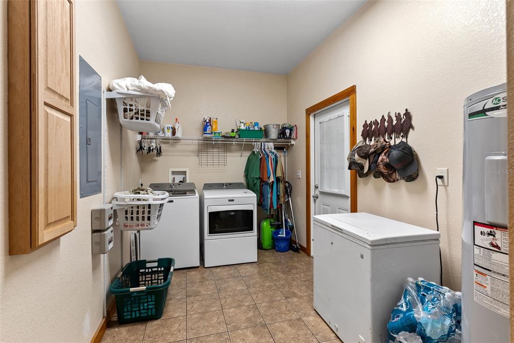 12136 McIntosh Road Thonotosassa, FL 33592 - Photo 23 of 44 a kitchen with refrigerator and cabinets