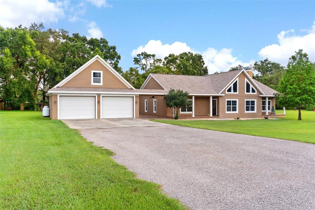 12136 McIntosh Road Thonotosassa, FL 33592 - Photo 3 of 44 a view of outdoor space yard and front view of a house