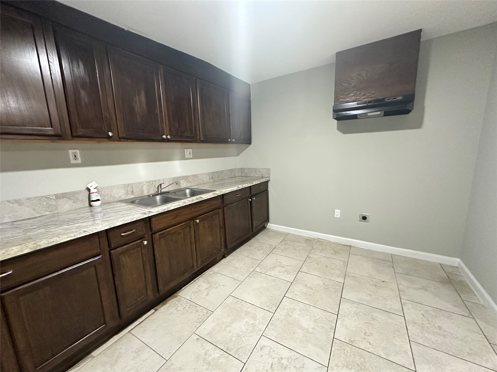 107 Altic Street, Unit 3 Houston, TX 77011 - Photo 4 of 13 a kitchen with a sink and a cabinets