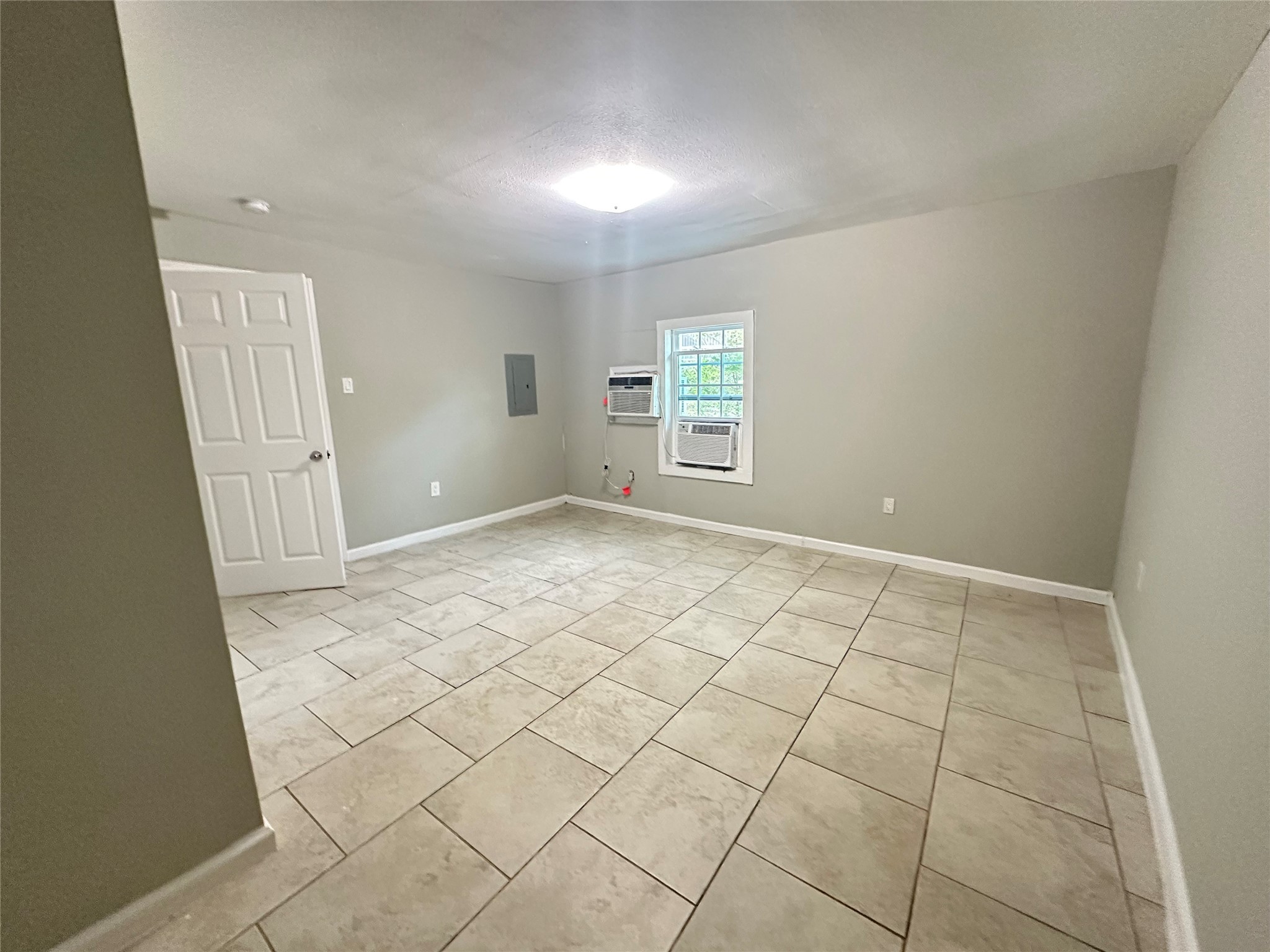 107 Altic Street, Unit 3 Houston, TX 77011 - Photo 6 of 13 an empty room with windows