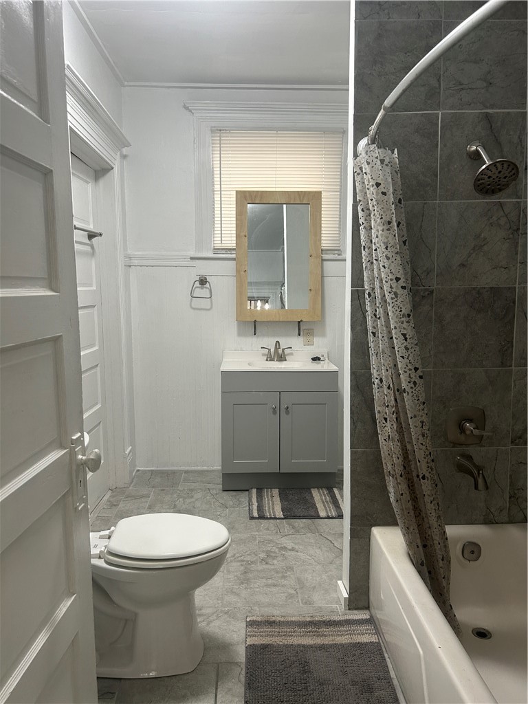 909 Gilmore Street Waycross, GA 31501 - Photo 16 of 43 Jack n Jill Bathroom