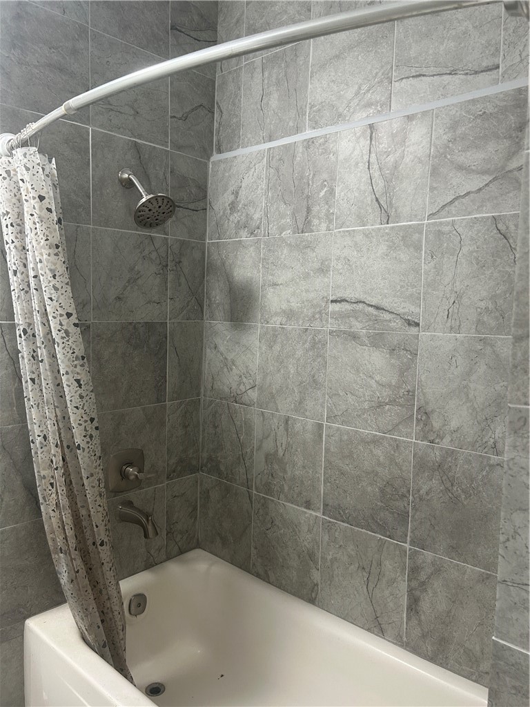 909 Gilmore Street Waycross, GA 31501 - Photo 17 of 43 Jack n Jill bathroom