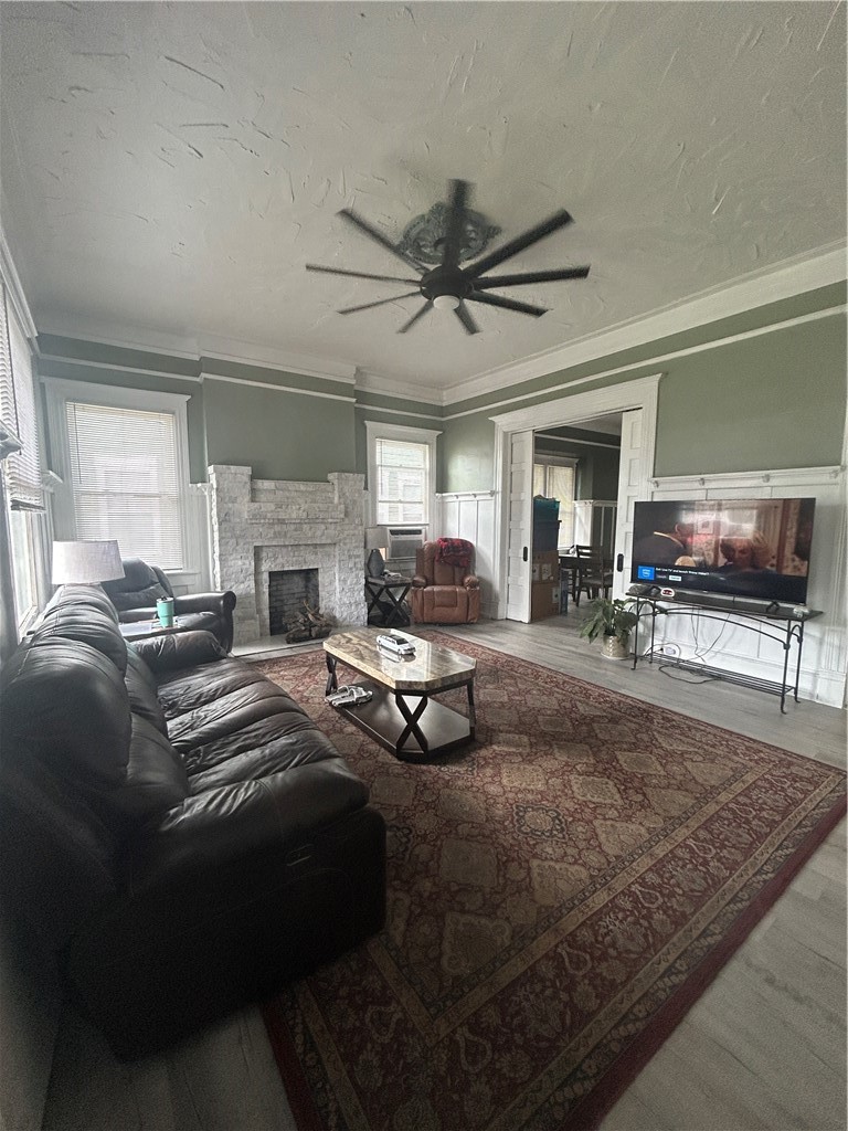 909 Gilmore Street Waycross, GA 31501 - Photo 2 of 43 Livingroom