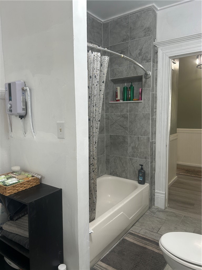 909 Gilmore Street Waycross, GA 31501 - Photo 21 of 43 Jack n Jill Bathroom