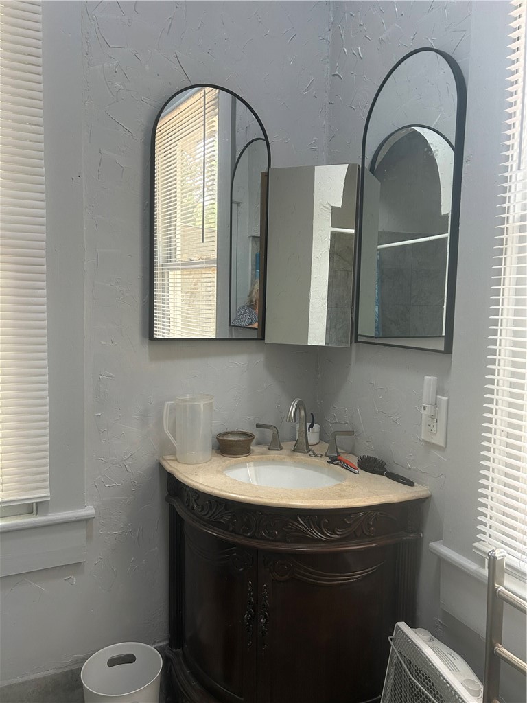 909 Gilmore Street Waycross, GA 31501 - Photo 32 of 43 Master Bathroom