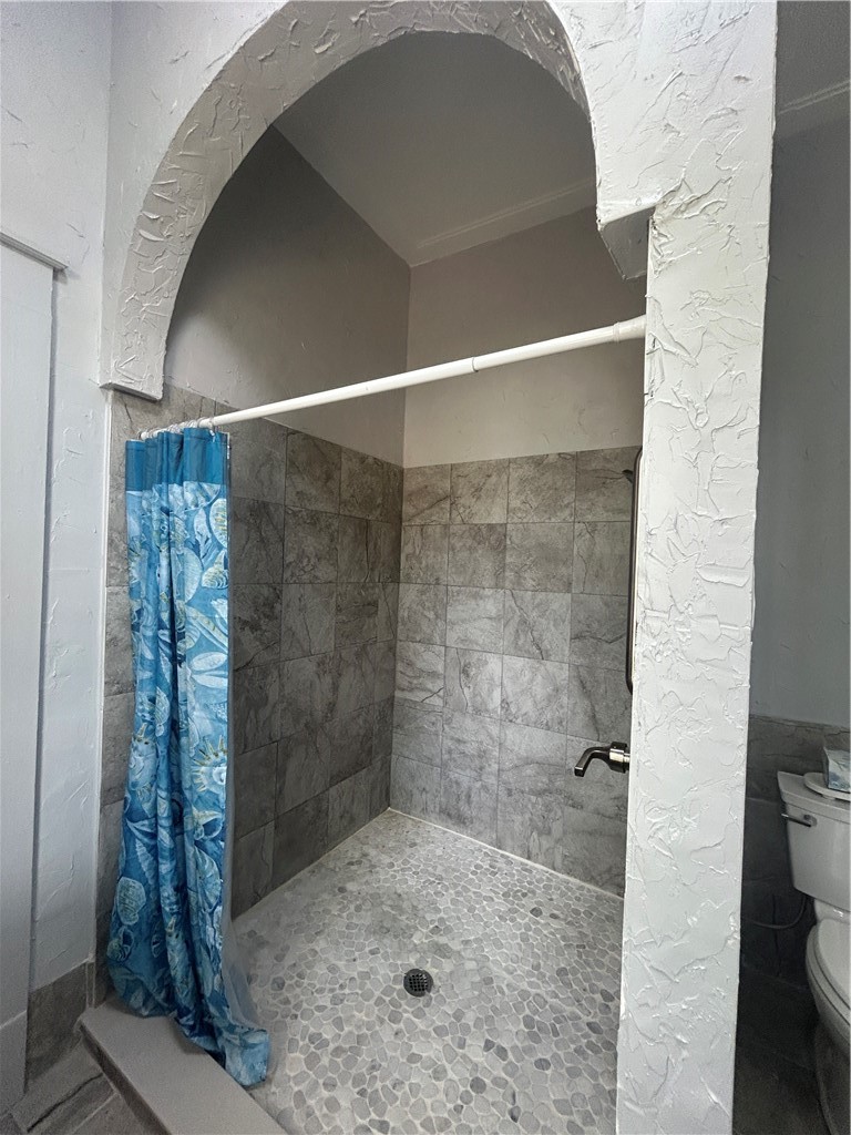 909 Gilmore Street Waycross, GA 31501 - Photo 34 of 43 Master Shower