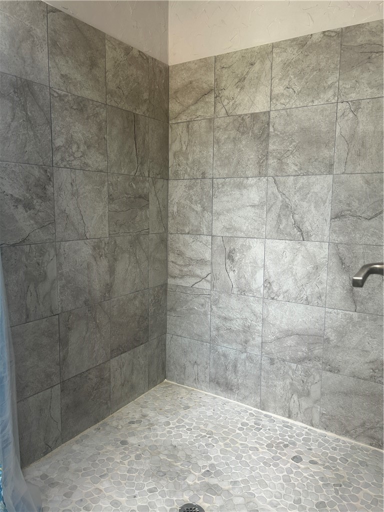909 Gilmore Street Waycross, GA 31501 - Photo 35 of 43 Master Shower