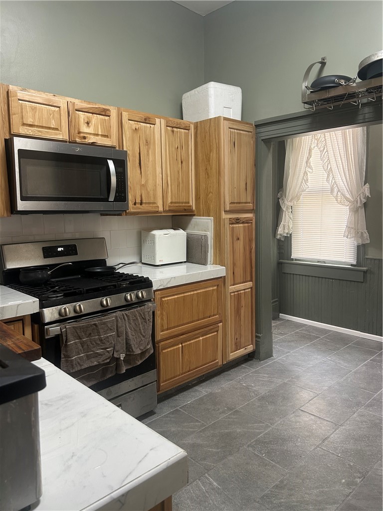 909 Gilmore Street Waycross, GA 31501 - Photo 7 of 43 Gas Stove