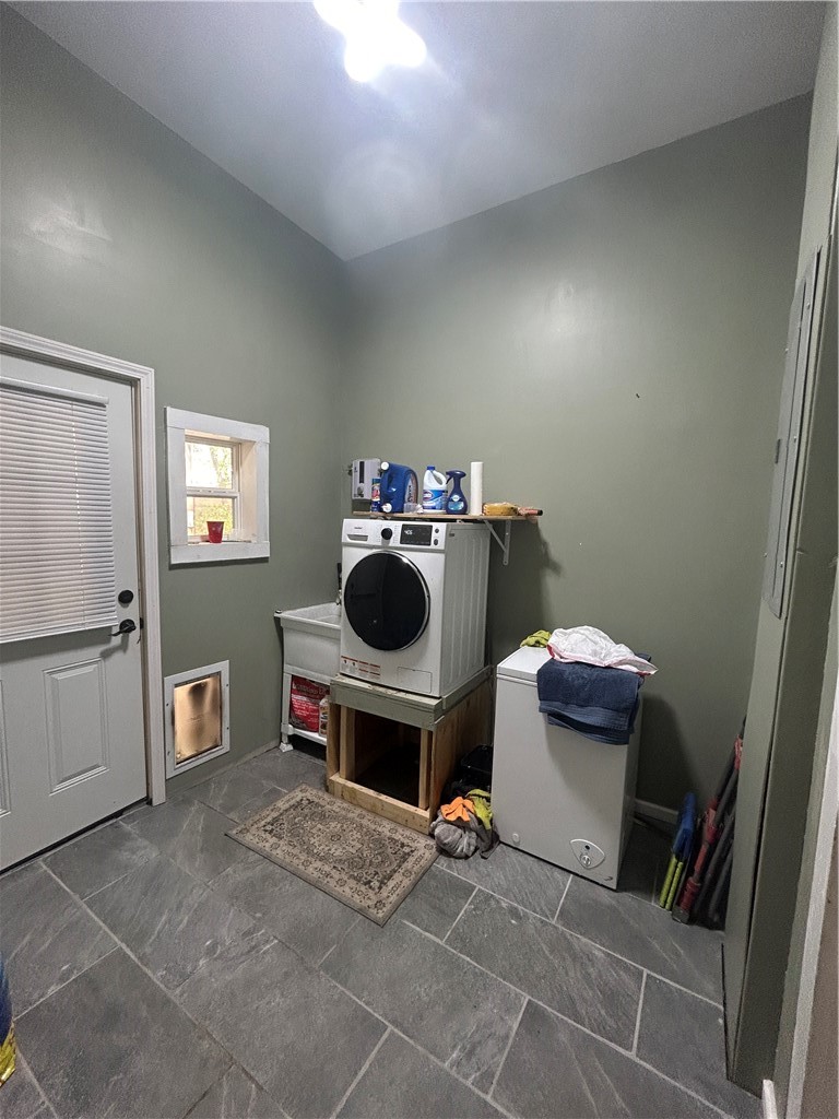 909 Gilmore Street Waycross, GA 31501 - Photo 10 of 43 Laundry Room