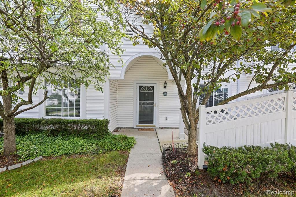 22210 Cape Cod Way Farmington Hills, MI 48336 - Photo 3 of 26