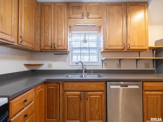 $269,000 | 1704 East Terrace View Lane, Peoria Heights, IL 61616