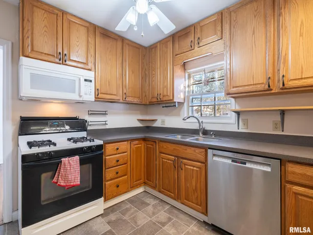 $269,000 | 1704 East Terrace View Lane, Peoria Heights, IL 61616