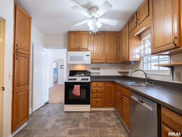 $269,000 | 1704 East Terrace View Lane, Peoria Heights, IL 61616