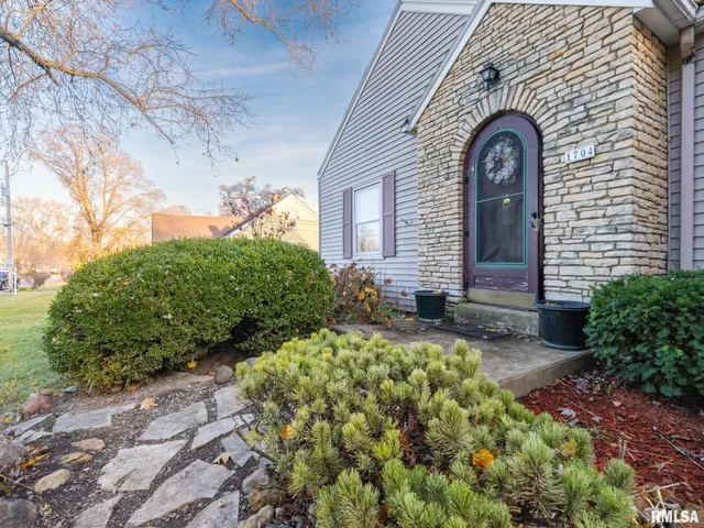 $269,000 | 1704 East Terrace View Lane, Peoria Heights, IL 61616