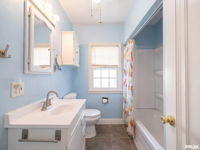 $269,000 | 1704 East Terrace View Lane, Peoria Heights, IL 61616