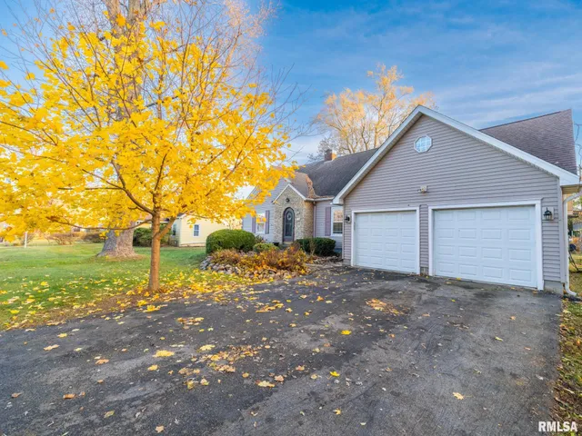 $269,000 | 1704 East Terrace View Lane, Peoria Heights, IL 61616