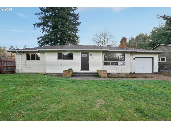 a view of a house with backyard