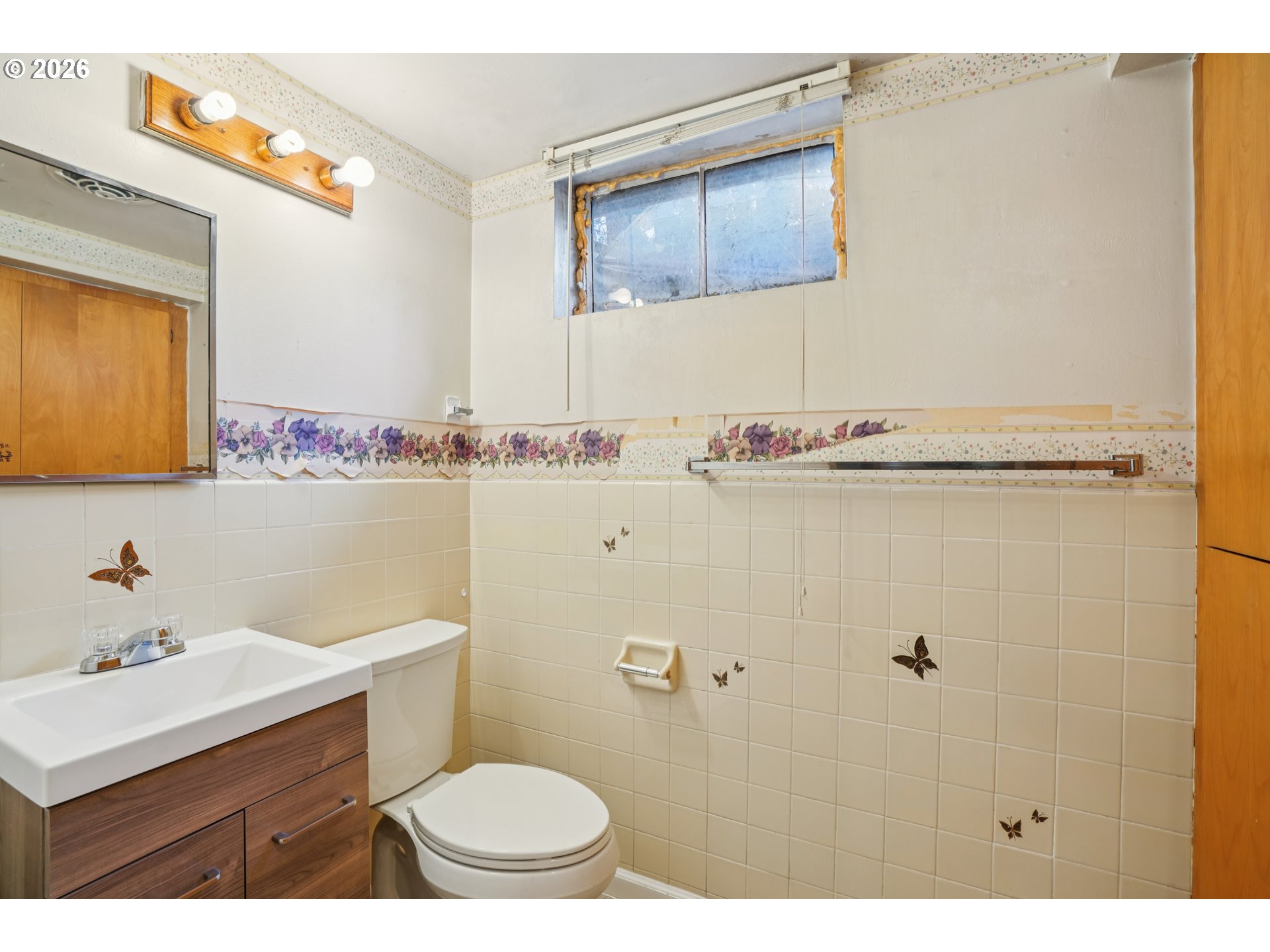 2530 Southeast 190th Avenue Gresham, OR 97030 - Photo 24 of 35 a bathroom with a sink mirror vanity and toilet