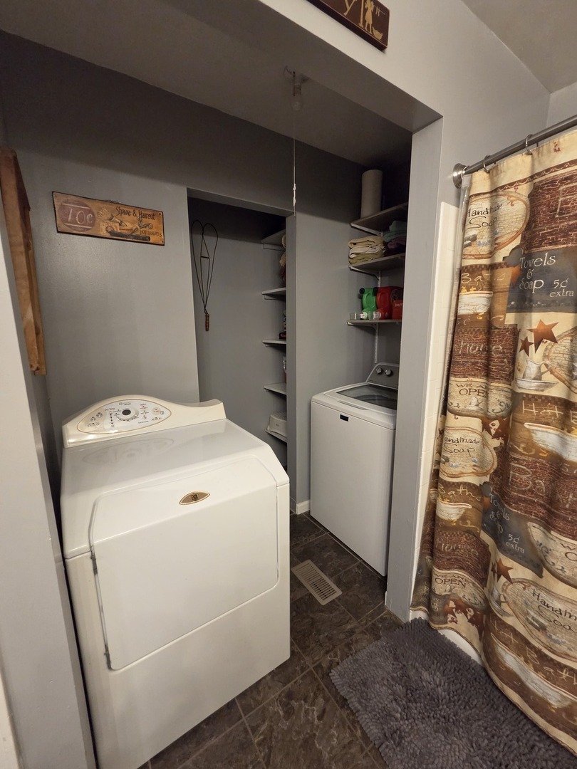 1000 West McKinley Road Ottawa, IL 61350 - Photo 19 of 19 a utility room with dryer and washer