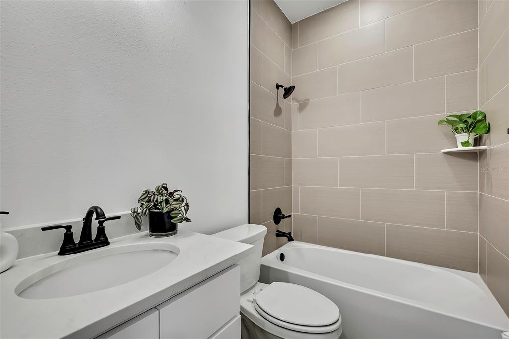 6589 Freeport Drive Spring Hill, FL 34608 - Photo 18 of 57 a bathroom with a sink a toilet and bathtub