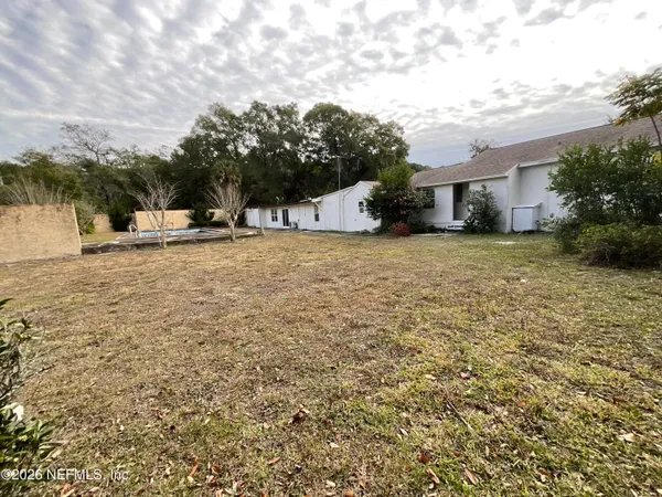 a view of a backyard