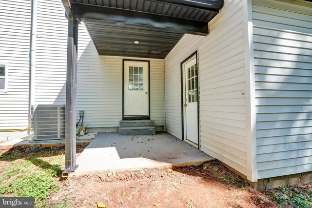 a view of a house with backyard