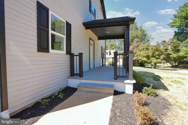 a view of a house with backyard and porch
