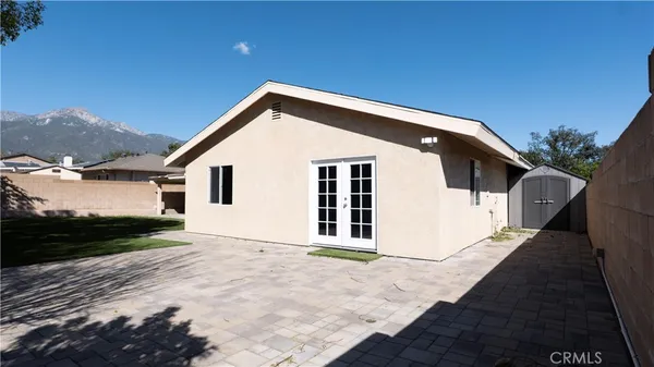 a view of a house with backyard