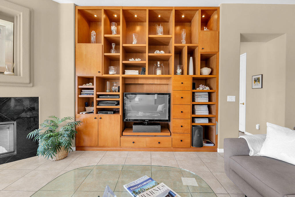 29 Calle La Reina Rancho Mirage, CA 92270 - Photo 10 of 49 a living room filled with furniture