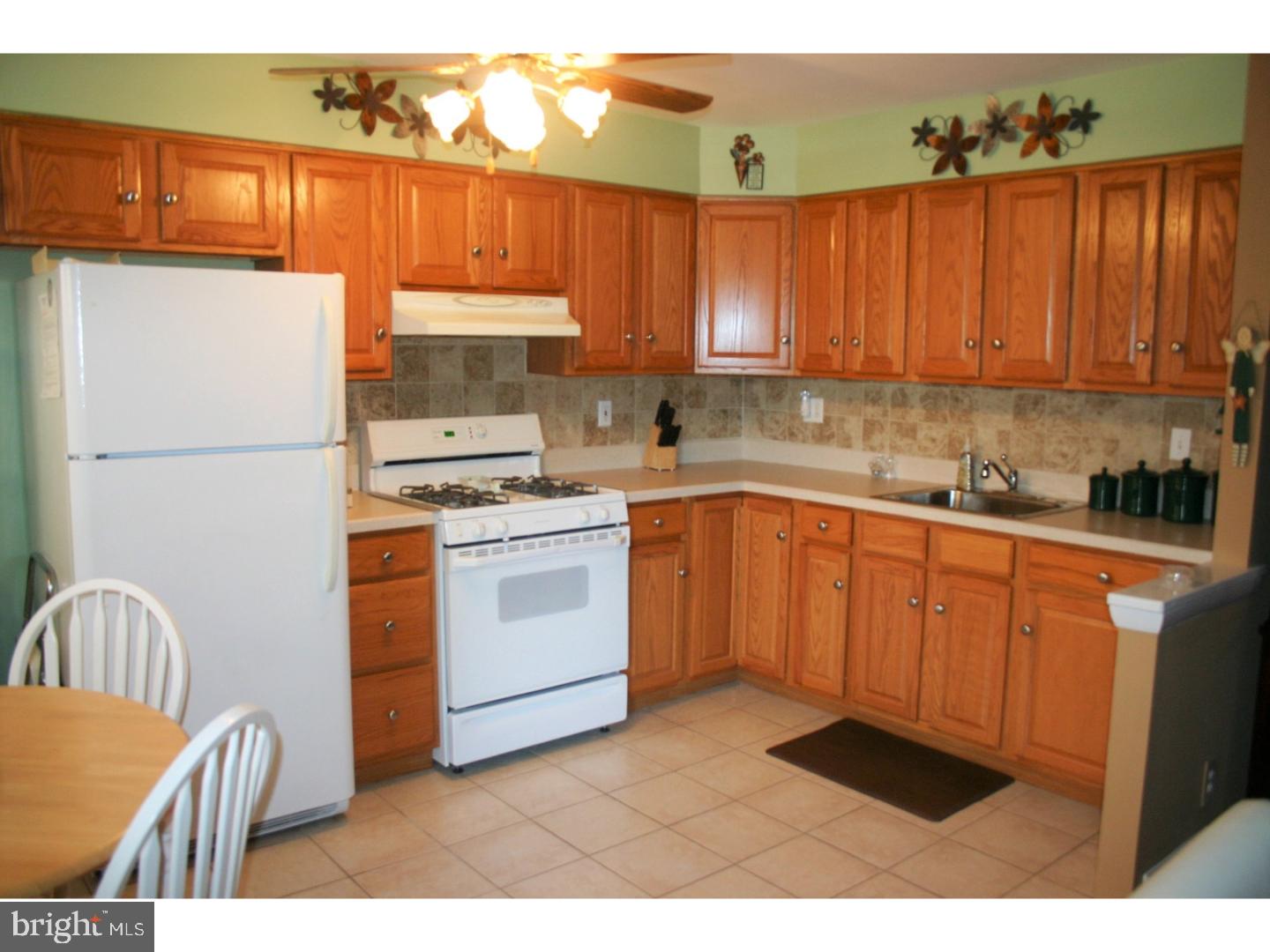 12423 Dunks Ferry Road Philadelphia, PA 19154 - Photo 2 of 25 Kitchen