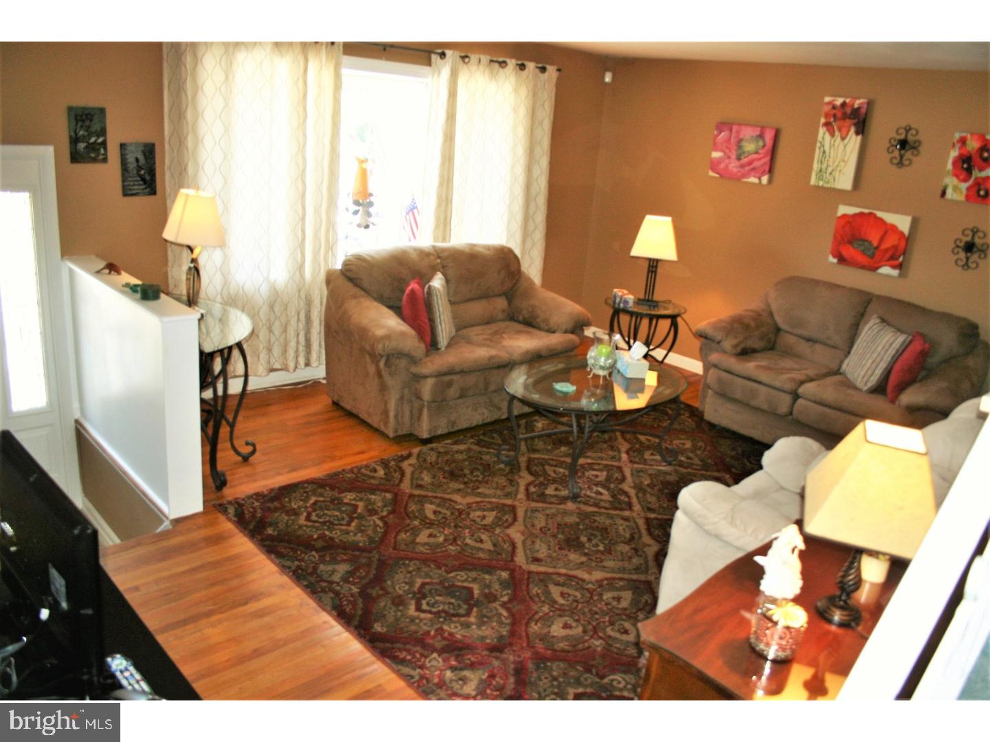 12423 Dunks Ferry Road Philadelphia, PA 19154 - Photo 11 of 25 Living Room