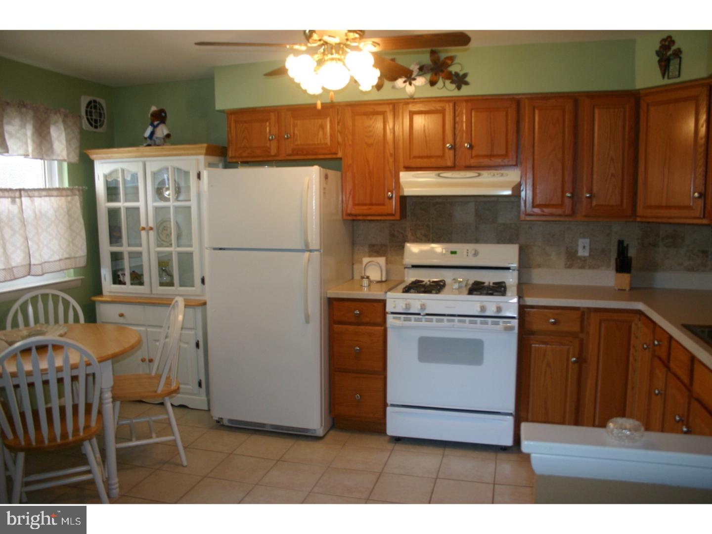 12423 Dunks Ferry Road Philadelphia, PA 19154 - Photo 3 of 25 Kitchen