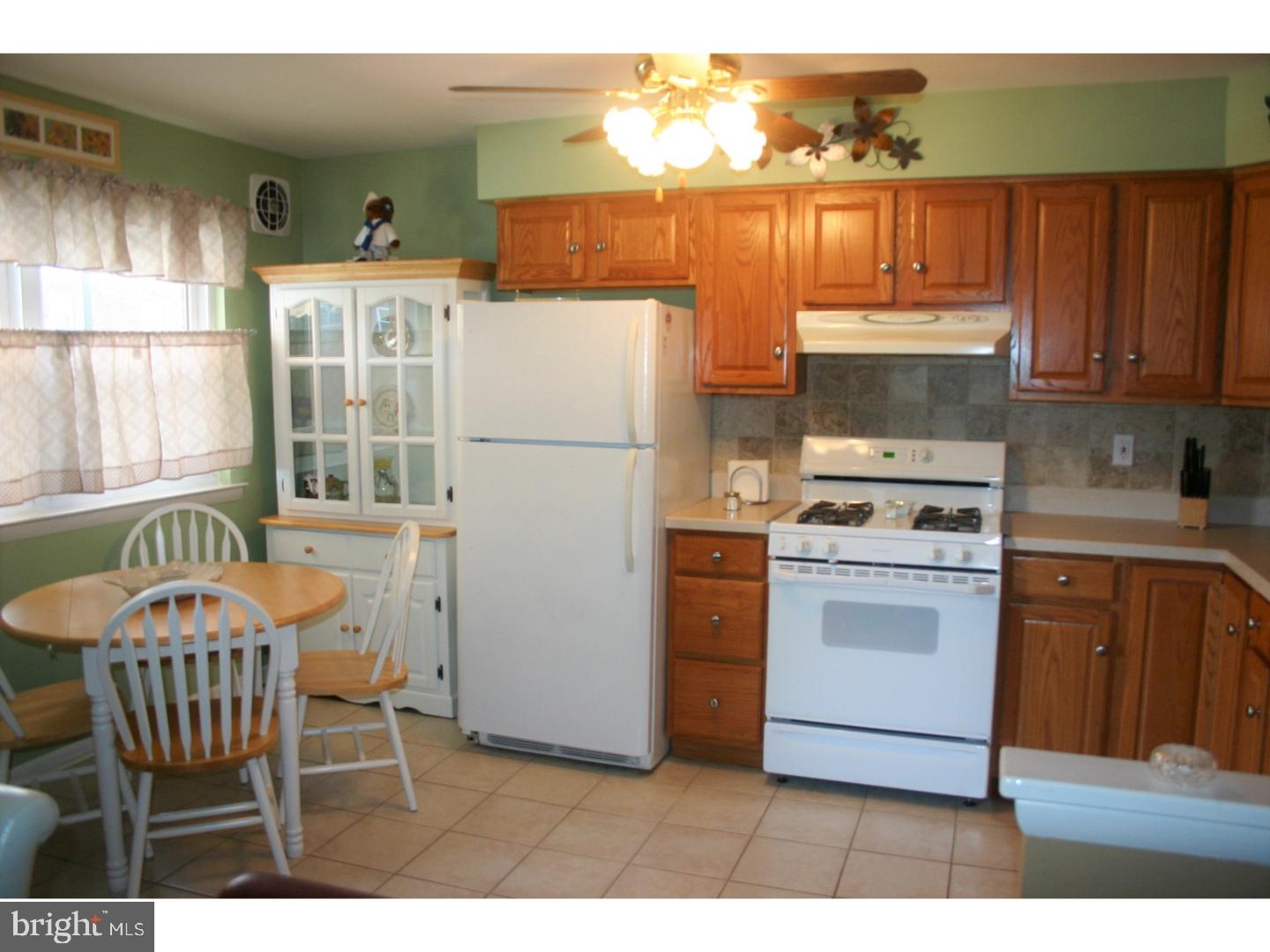 12423 Dunks Ferry Road Philadelphia, PA 19154 - Photo 5 of 25 Kitchen