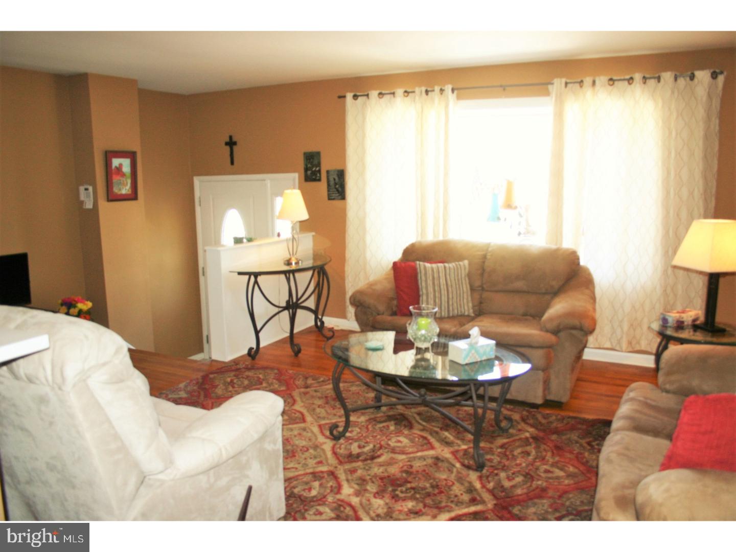 12423 Dunks Ferry Road Philadelphia, PA 19154 - Photo 10 of 25 Living Room