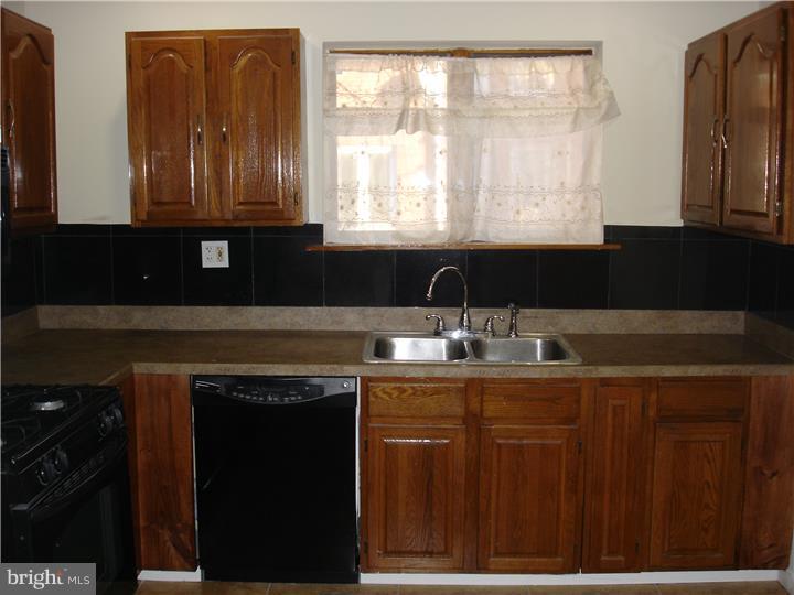 7421 Beverly Road Philadelphia, PA 19138 - Photo 5 of 17 Kitchen