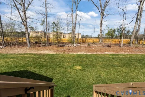 a view of yard with green space