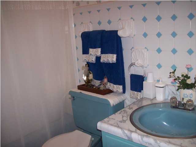 235 Deluna Road Southwest Fort Walton Beach, FL 32548 - Photo 19 of 24 a bathroom with a sink toilet and mirror