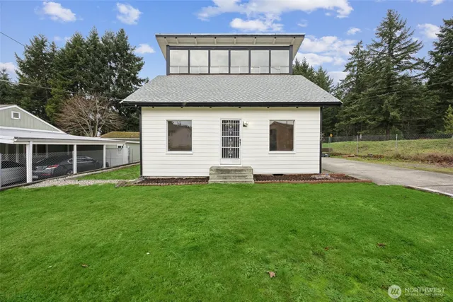 a view of a house with backyard