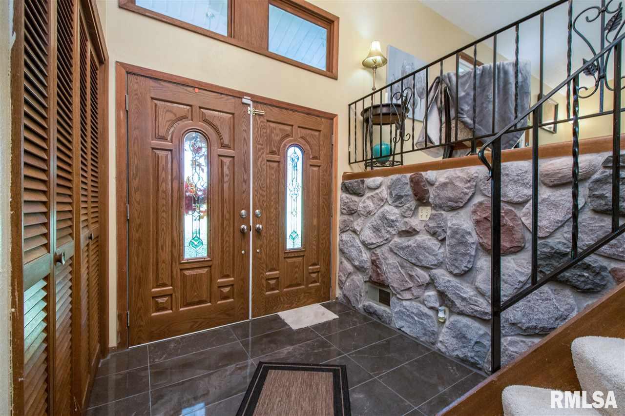 8201 Ridgewood Road Rock Island, IL 61201 - Photo 3 of 20 Gallery Image 3